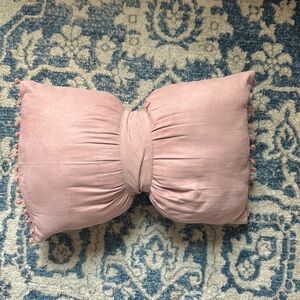 cute handmade bow pillow!